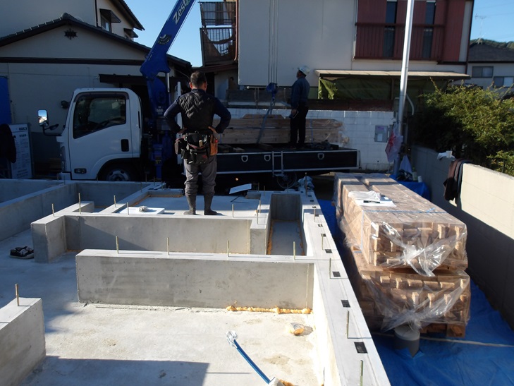 土台敷き込み 基礎コンクリートの上の材木 那珂川市リフォームから新築へ 注文住宅 福建住宅