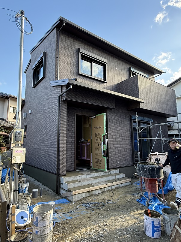 工事中外観と左官工事 エコキュート架台 注文住宅 福建住宅株式会社 住み心地いい家