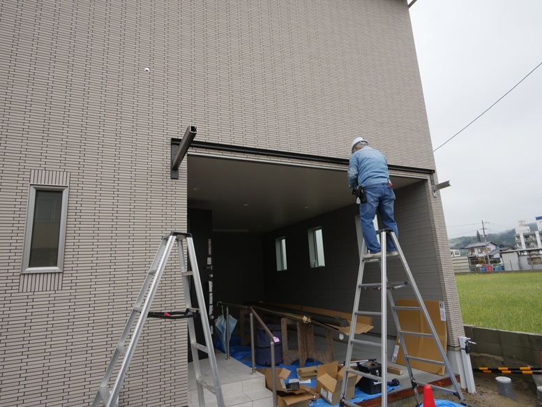 ビルトインガレージ 入口の屋根 那珂川市つながる家 注文住宅 外断熱工法