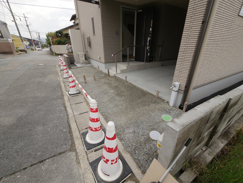 外構工事 洗い出しコンクリート仕上げ 那珂川市つながる家 注文住宅 外断熱工法