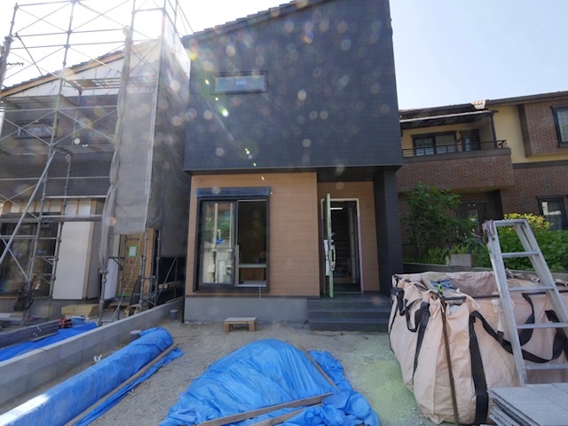 左官工事 玄関タイル  春日市白水ヶ丘 住み心地いい外断熱のプレミアムな建売住宅 福建住宅