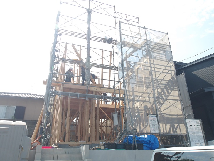 6月11日 上棟 その2 賃貸だけど外断熱、那珂川市王塚台 太陽からの熱さを防ぐ屋根断熱