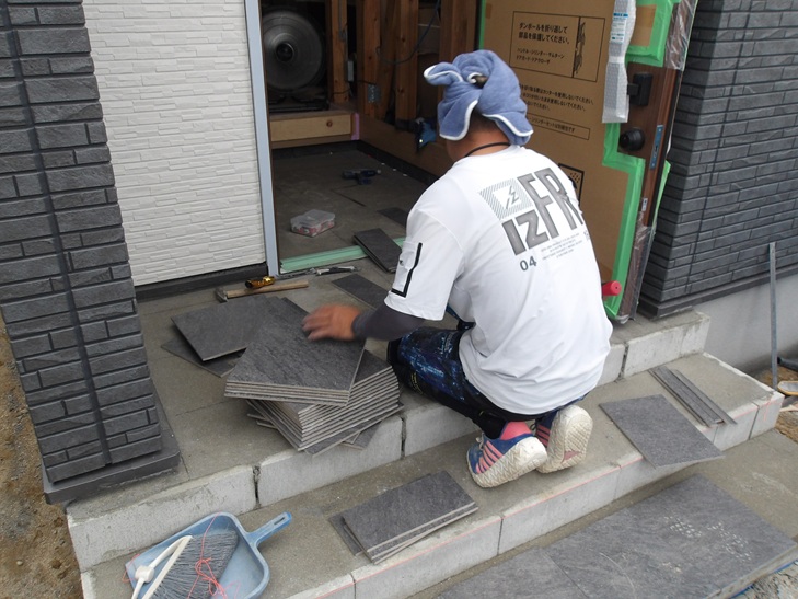 左官工事 玄関タイル ソトダン博多南 住み心地いい外断熱のホテルライクな建売住宅
